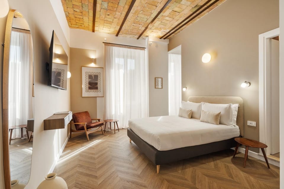 Bed, TV and multimedia, Photo of the whole room, Bedroom