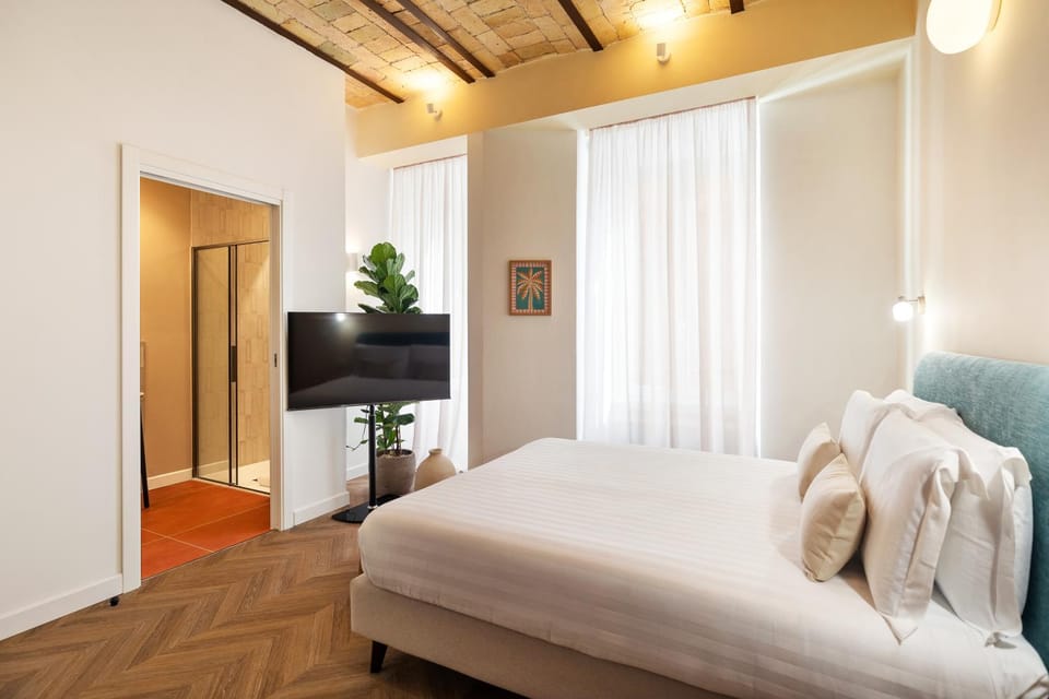 Bed, TV and multimedia, Photo of the whole room, Bedroom