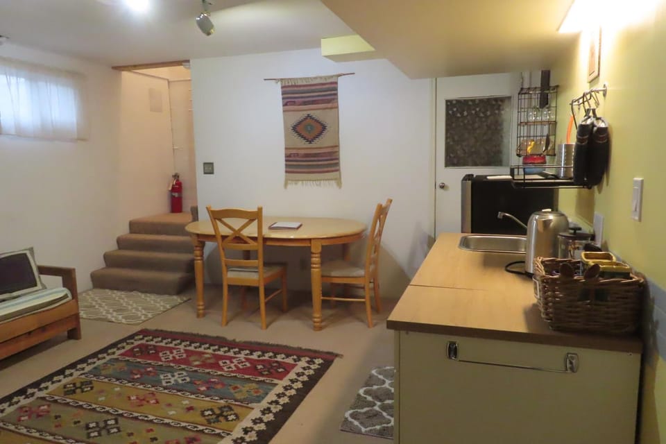 Coffee/tea facilities, Kitchen or kitchenette, Seating area, Dining area