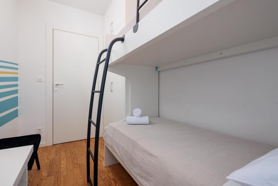 Bedroom, bunk bed