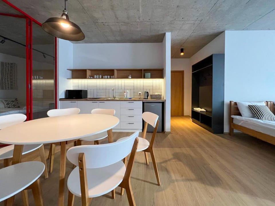 Kitchen or kitchenette, Dining area