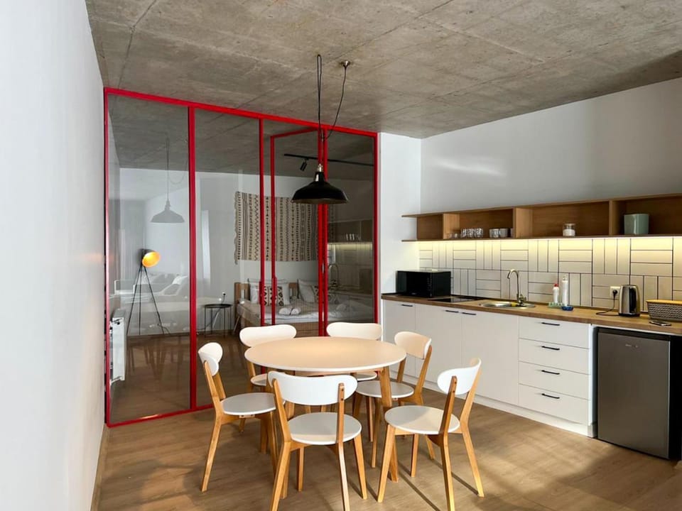 Kitchen or kitchenette, Dining area