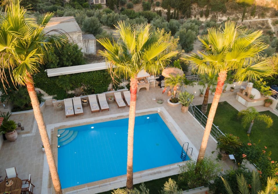Dining area, Garden view, Swimming pool, sunbed