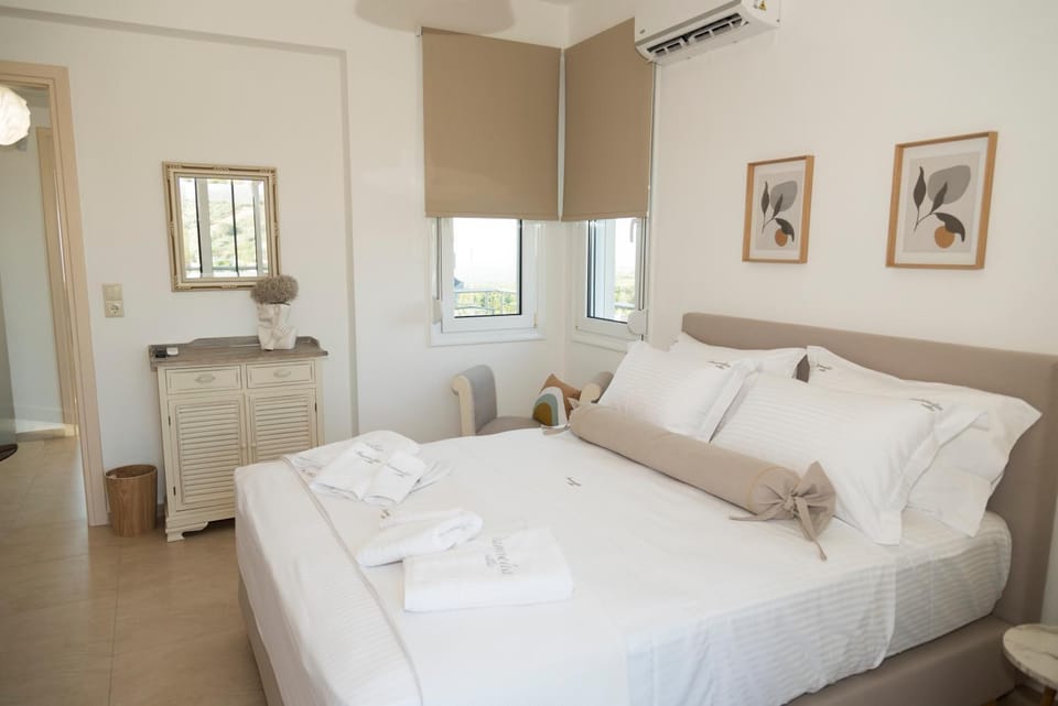 Balcony/Terrace, Bedroom, heating, towels, wardrobe, air conditioner