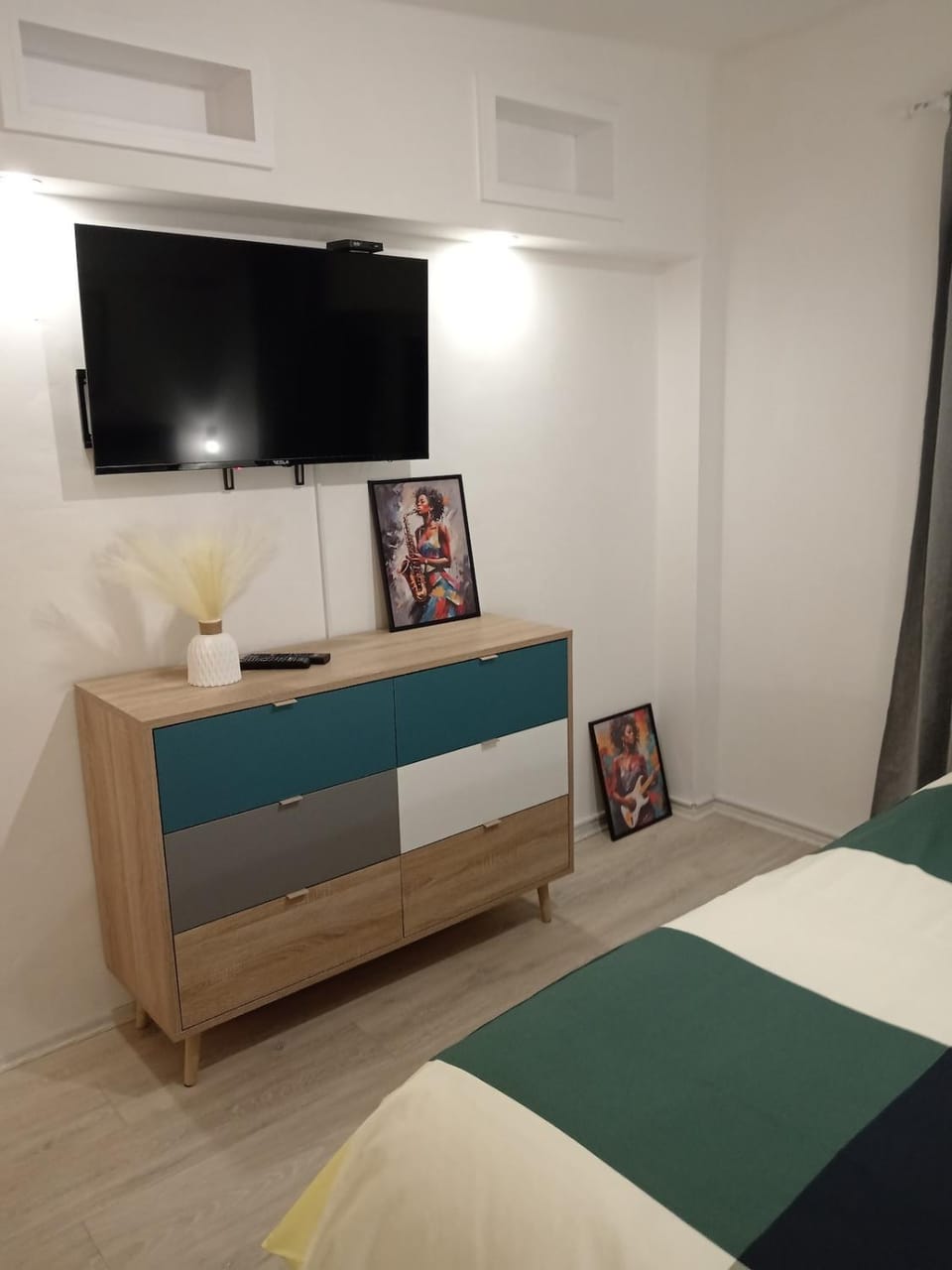 Bed, TV and multimedia, Bedroom