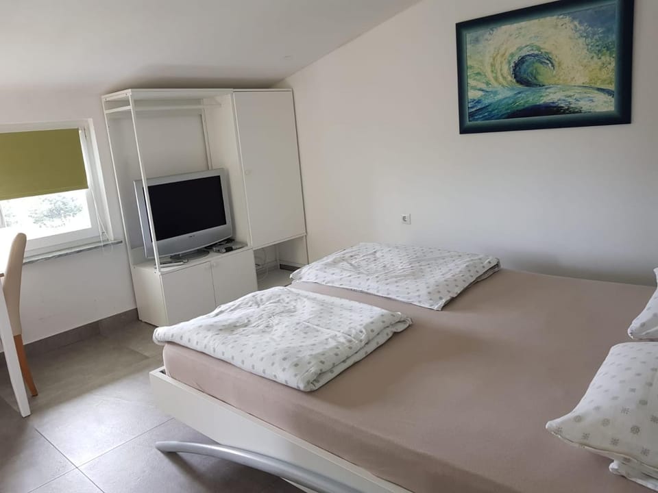 Bed, TV and multimedia, Photo of the whole room