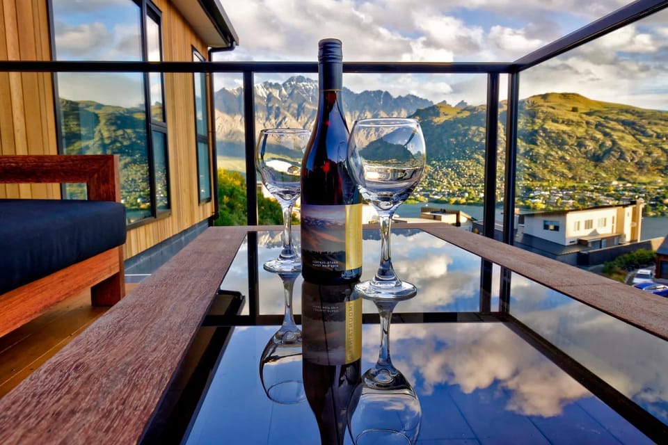 Mountain Lake Vista 3 Bedroom House in Queenstown