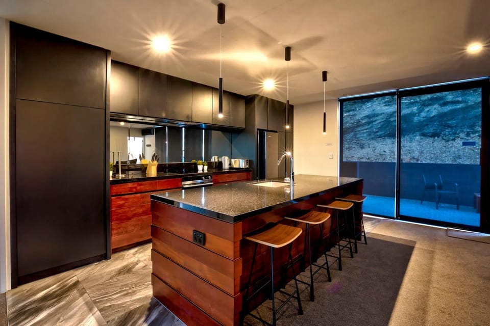 Mountain Lake Vista 3 Bedroom House in Queenstown