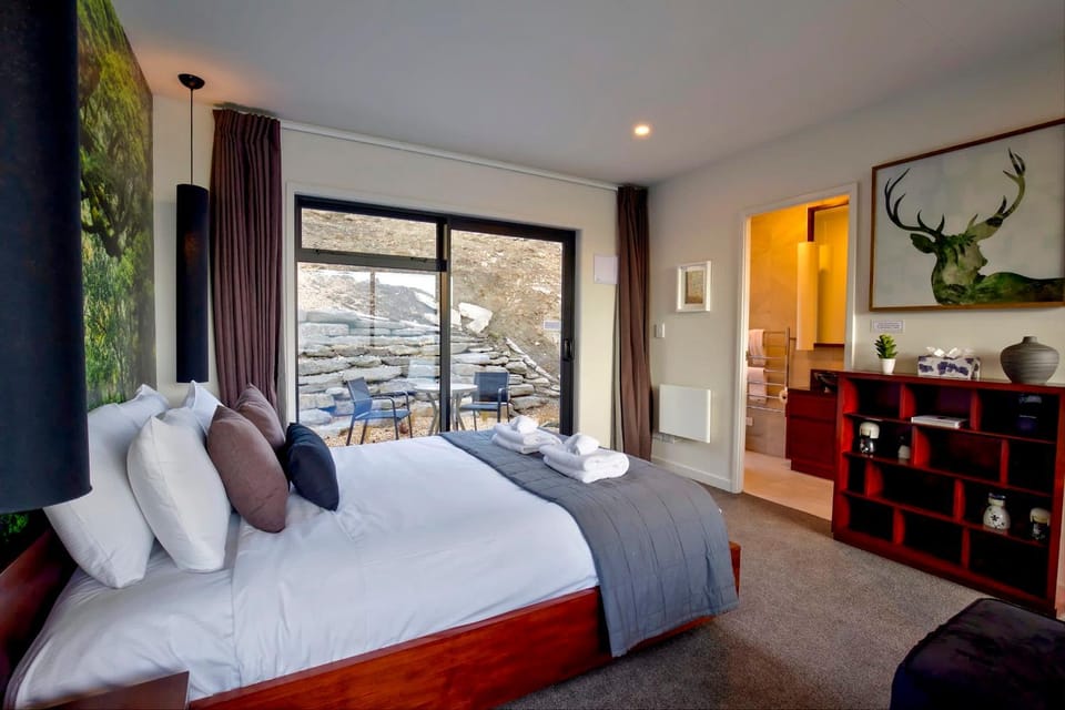 Mountain Lake Vista Studio Apartment in Queenstown
