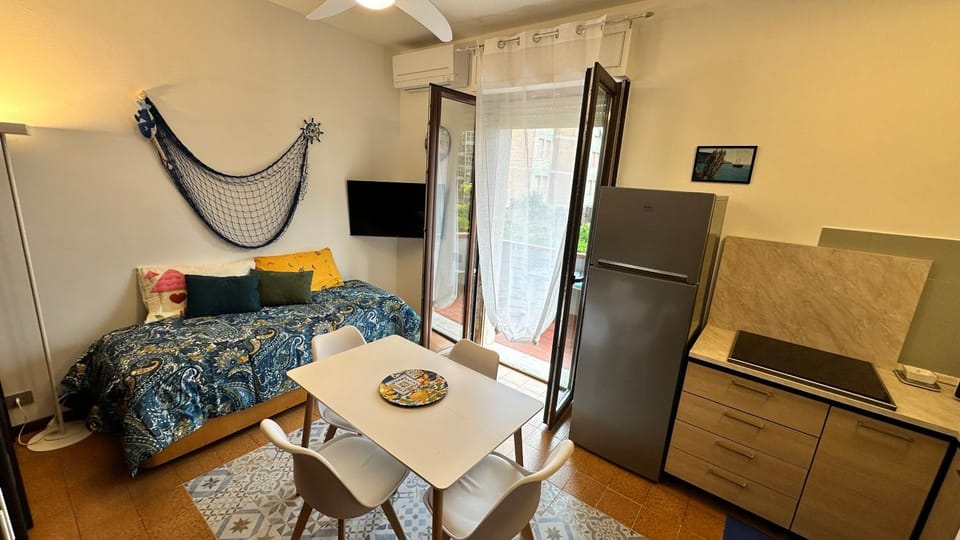 Bed, TV and multimedia, Dining area, air conditioner