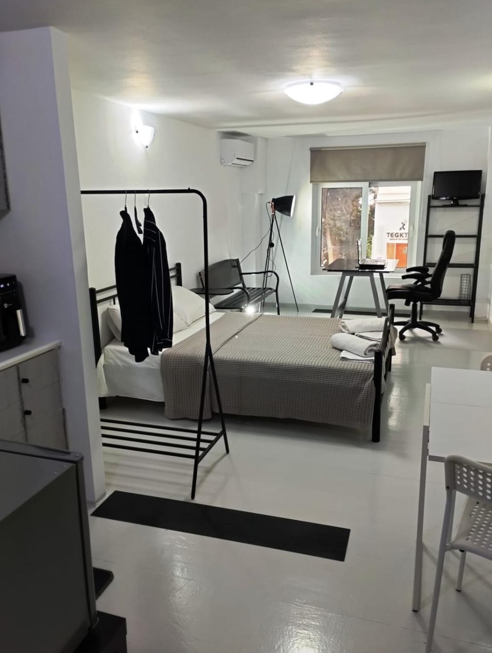 Bed, Photo of the whole room, Bedroom, air conditioner
