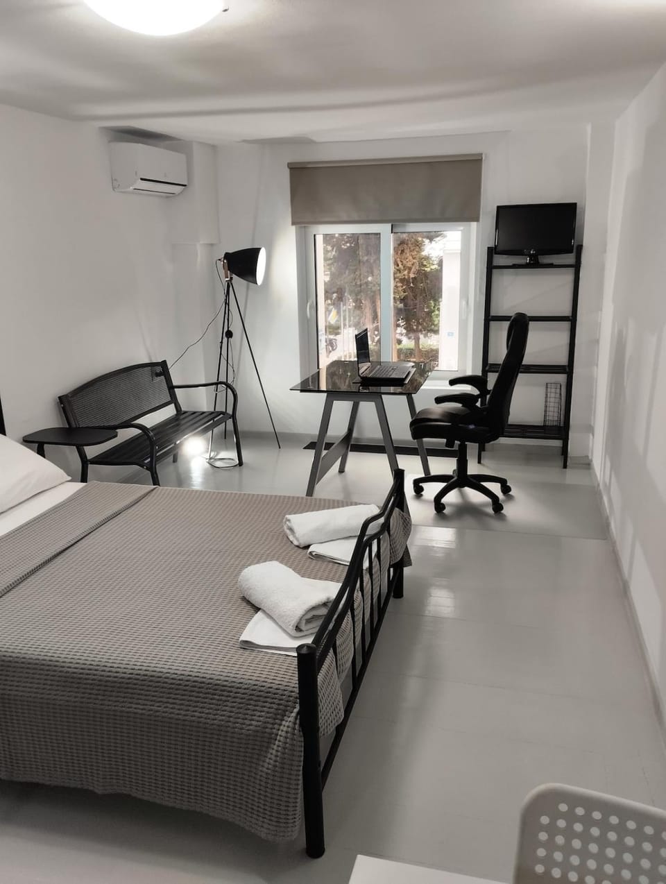 Bed, TV and multimedia, Seating area, Bedroom, air conditioner