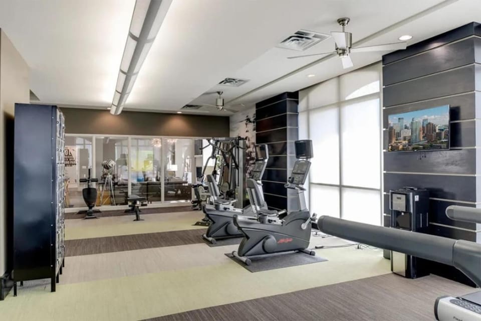 Central Free Parking Gym Fast Wifi Avry Apt Apartment in Minneapolis