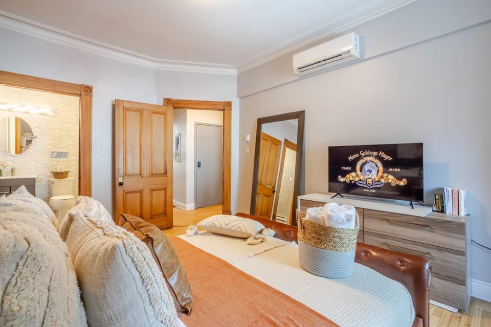 Bed, TV and multimedia, Photo of the whole room, Seating area, Bedroom, towels, wardrobe, air conditioner