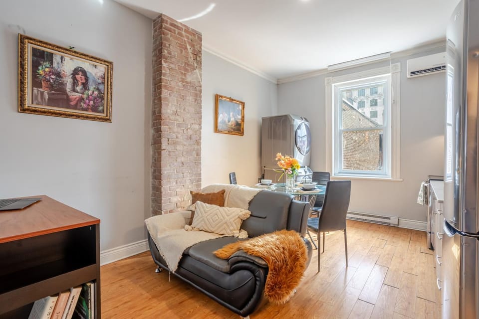 Living room, Seating area, Dining area, air conditioner