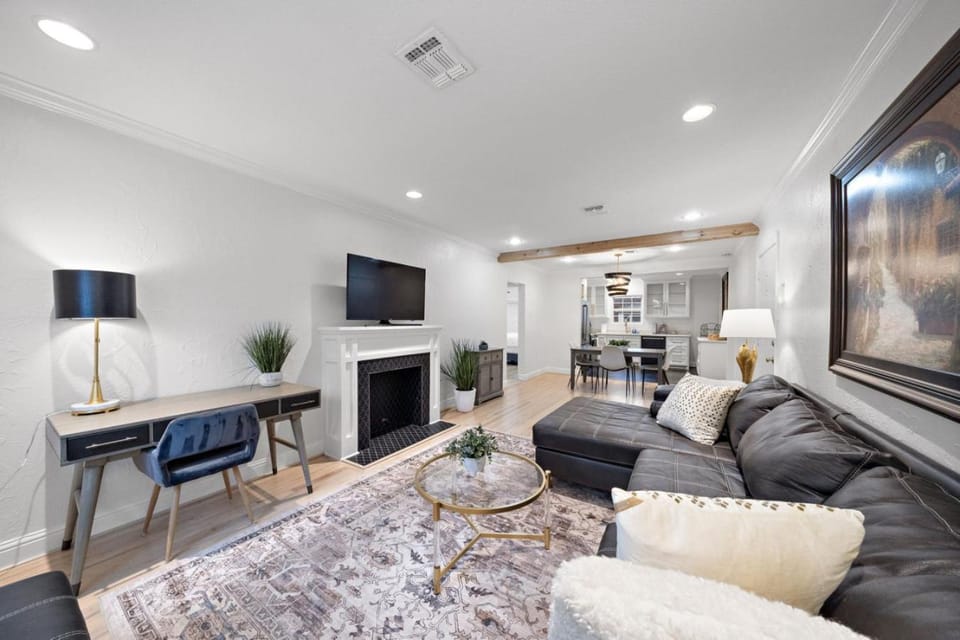 Communal lounge/ TV room, TV and multimedia, Living room, Seating area, Evening entertainment