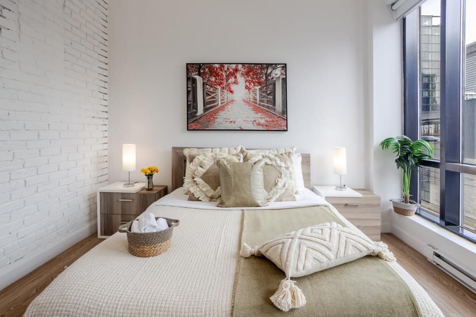 Bed, Photo of the whole room, Bedroom, towels
