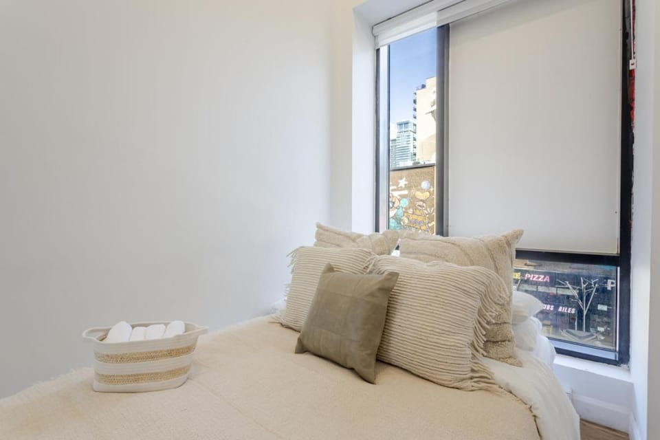 Sleek 1BDR on Bishop – Downtown MTL Gem Apartment in Montreal