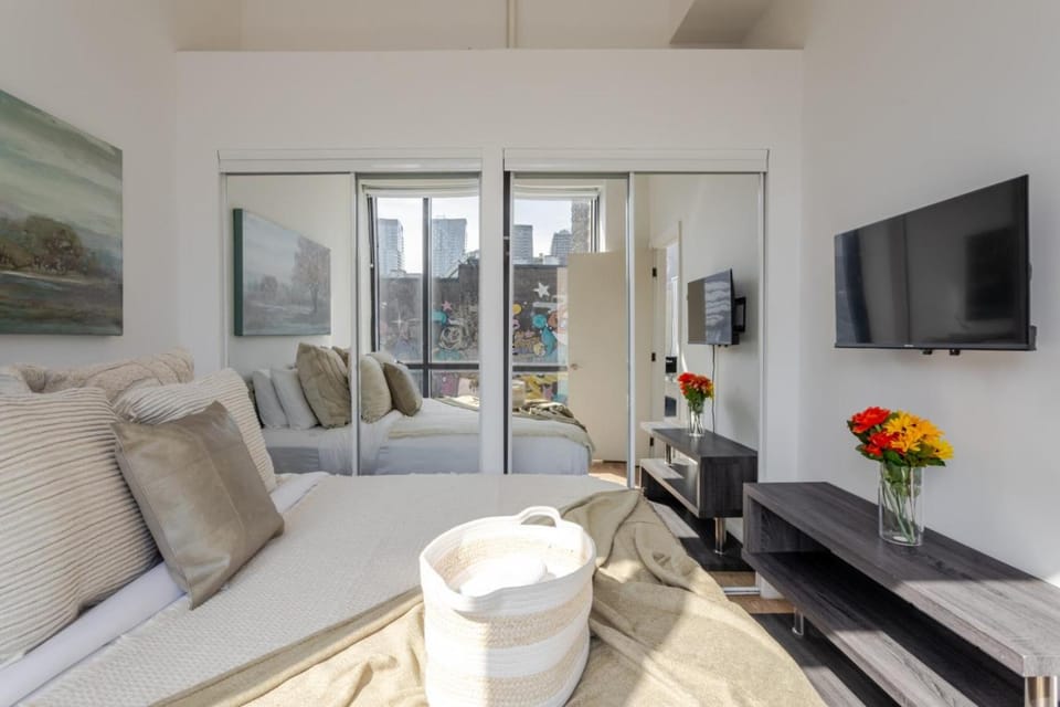 Urban 1BDR Apartment on Bishop -MTL Live Spot Apartment in Montreal