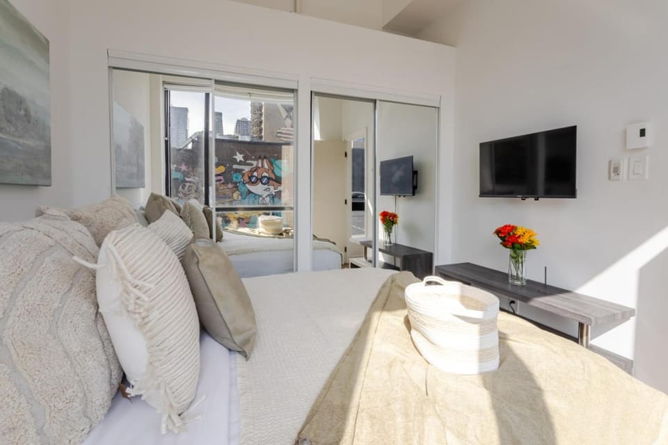 Urban 1BDR Apartment on Bishop -MTL Live Spot Apartment in Montreal