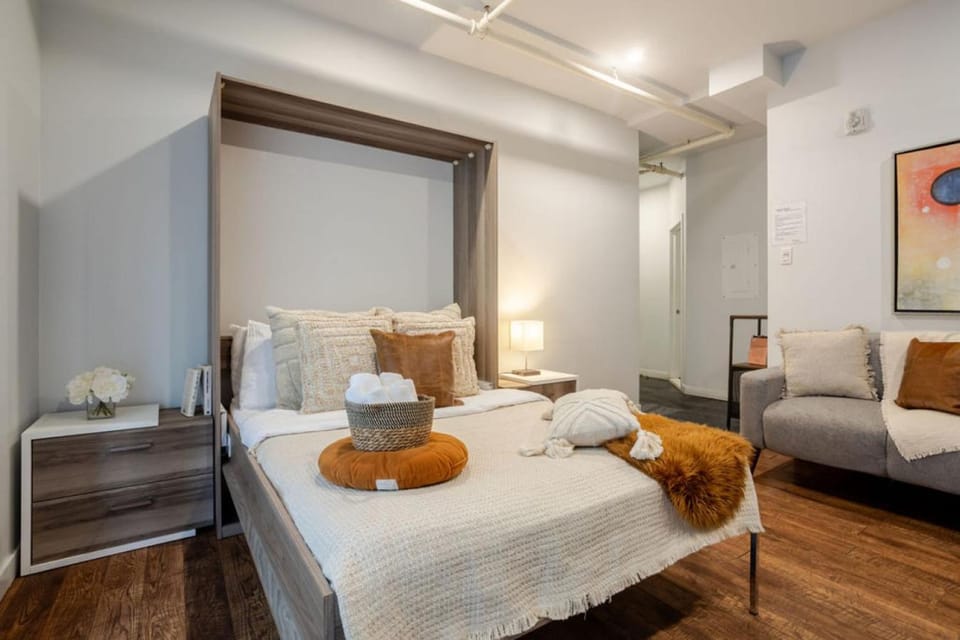 Spacious Bishop Apartment –Prime Downtown Stay Apartment in Montreal