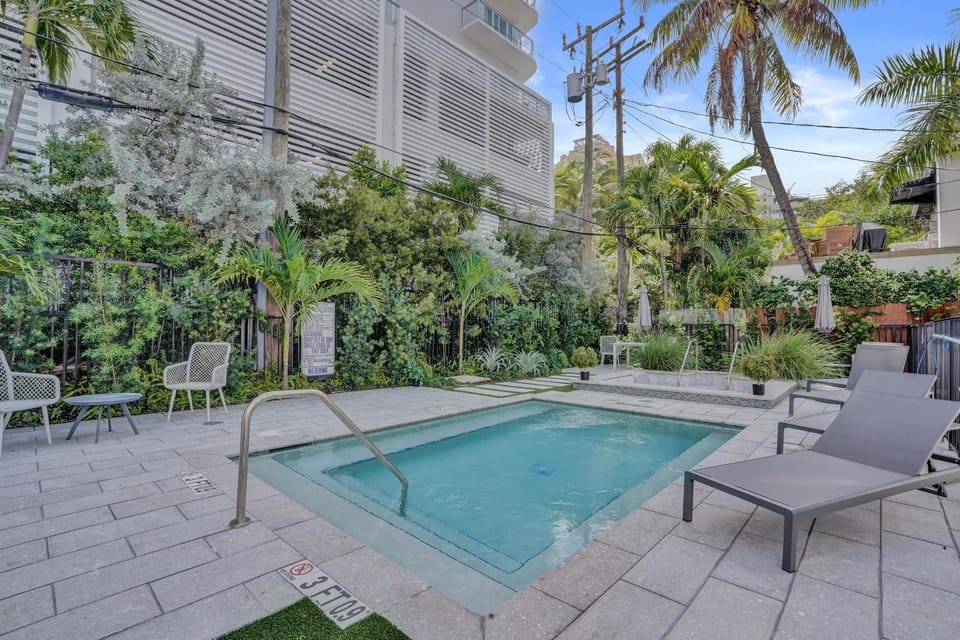 Eden Collection Studio Steps to Beach Apartment in Fort Lauderdale