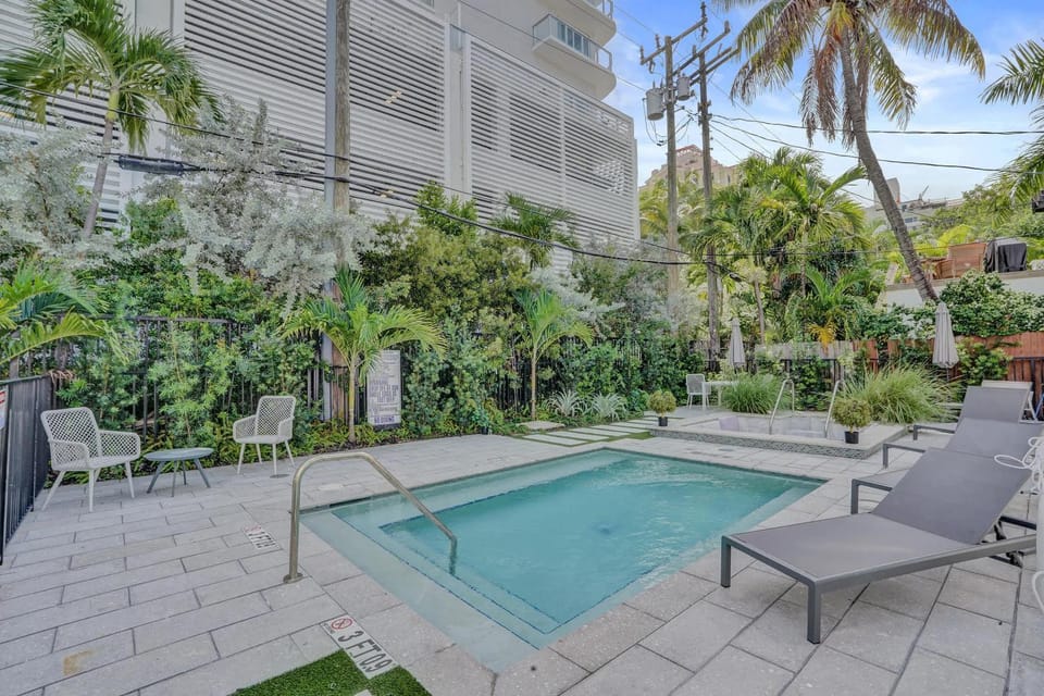 Eden Collection Studio Steps to Beach Apartment in Fort Lauderdale