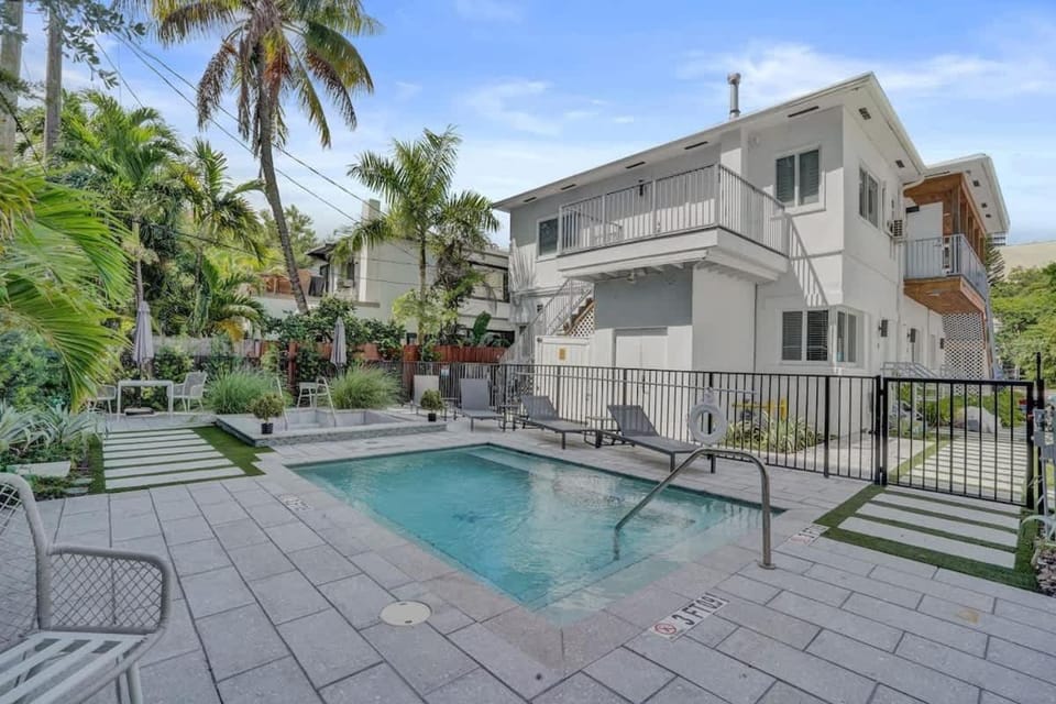 2102 Eden Collection 1BR Kitchen Steps to beach Apartment in Fort Lauderdale