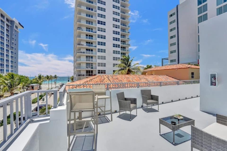 Eden Escape Walk to FLT Beach 2105 Apartment in Fort Lauderdale