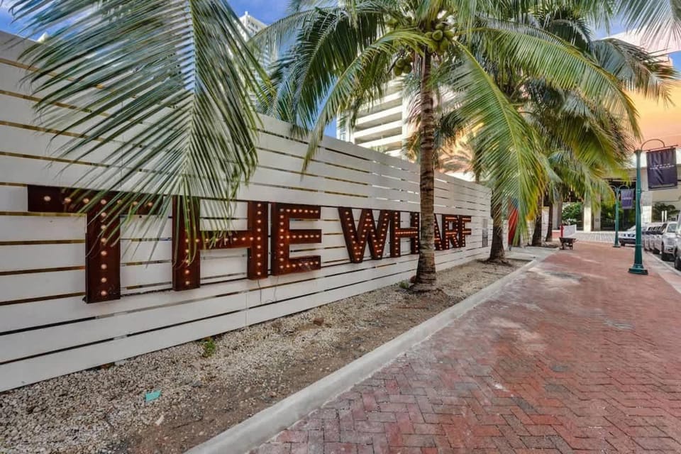 Eden Escape Walk to FLT Beach 1202 Inn in Fort Lauderdale
