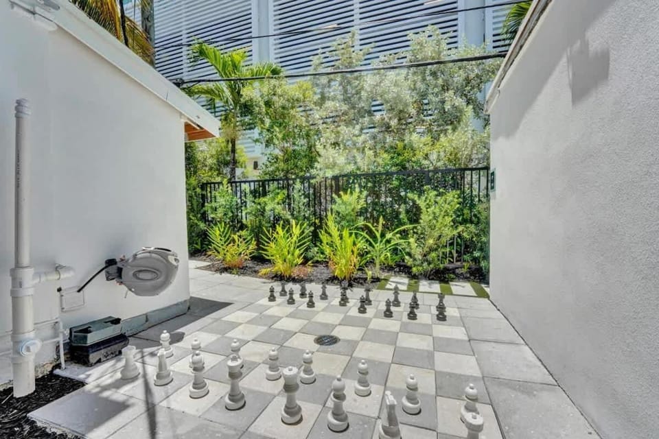 Eden Escape Walk to FLT Beach 1103 Apartment in Fort Lauderdale