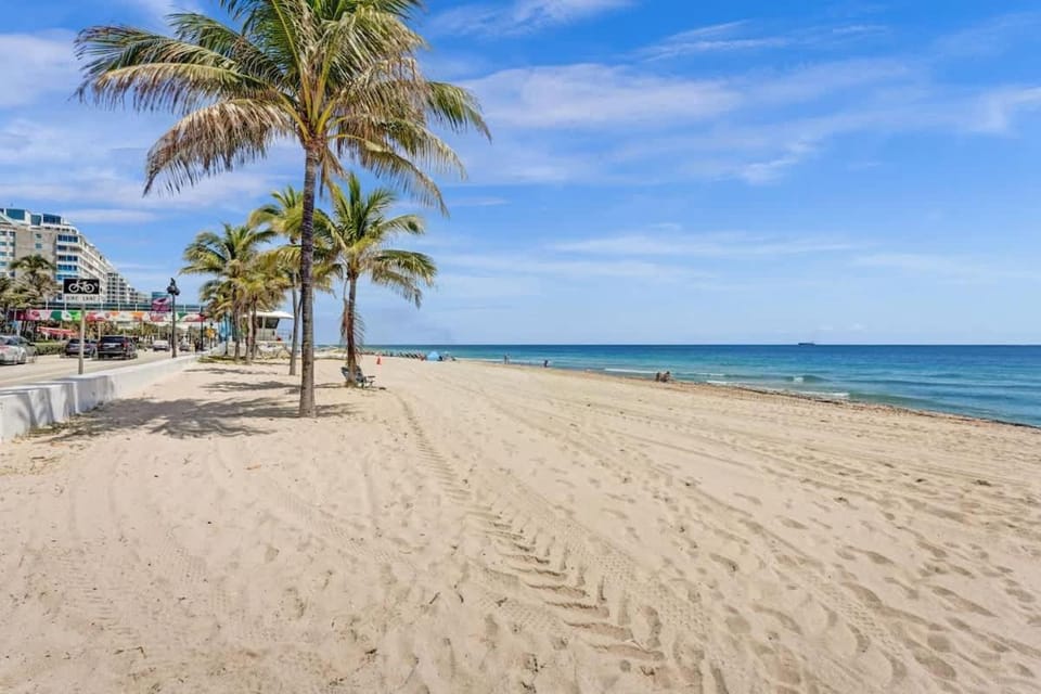 Eden Escape Walk to FLT Beach 1201 Inn in Fort Lauderdale