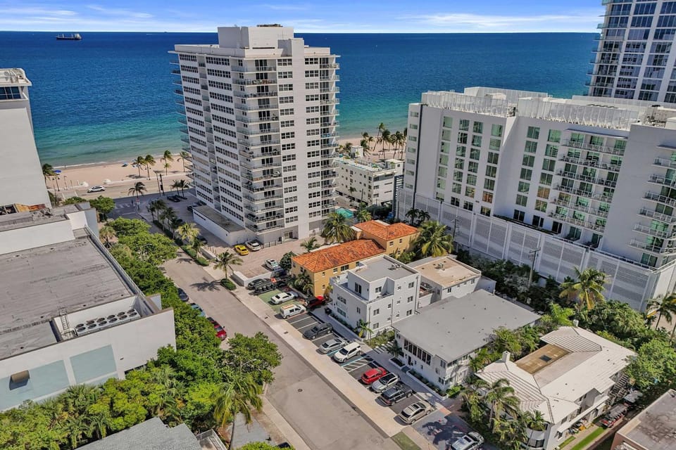 Eden Escape Walk to FLT Beach 2107 Apartment in Fort Lauderdale