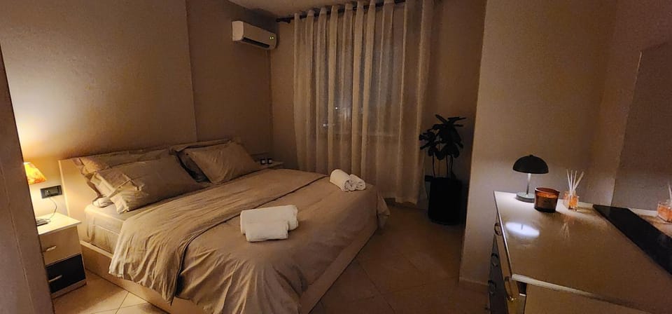 Bed, Photo of the whole room, Bedroom, towels