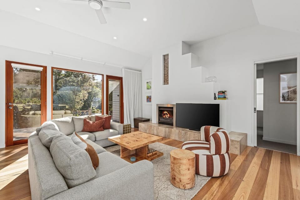 TV and multimedia, Living room, Seating area, fireplace
