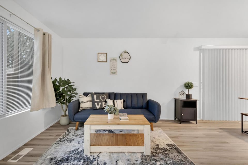Communal lounge/ TV room, Living room, Seating area, Dining area, Communal kitchen, heating, internet, air conditioner