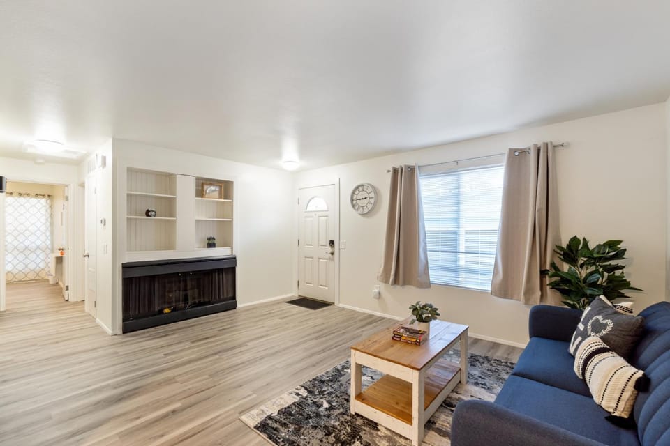 Communal lounge/ TV room, Bed, Kitchen or kitchenette, Living room, Photo of the whole room, Seating area, Dining area, Communal kitchen