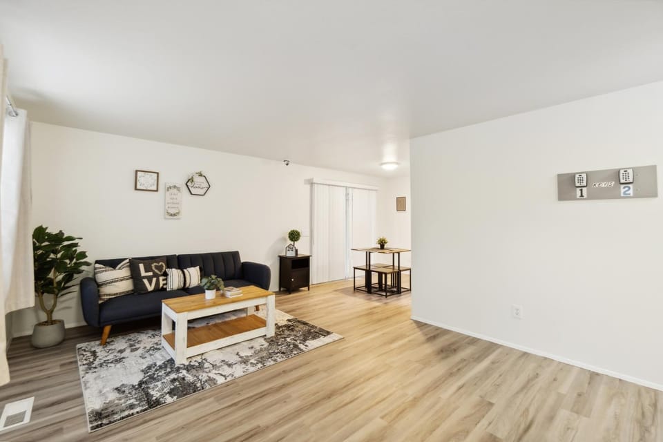 Communal lounge/ TV room, Living room, Seating area, Dining area, Communal kitchen