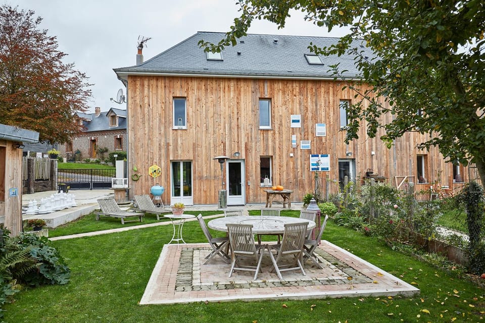 Property building, Patio, Day, Garden, Garden view