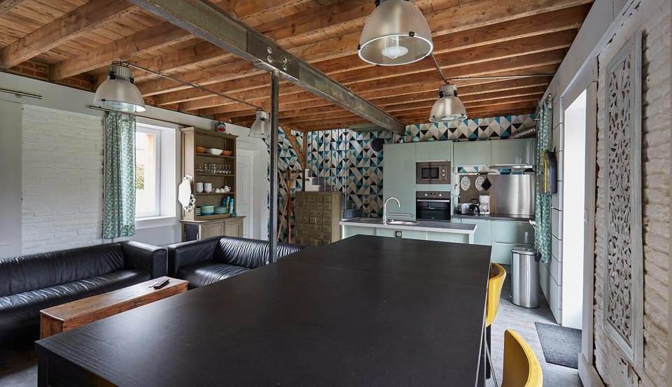 Kitchen or kitchenette, Living room, Seating area, Dining area, oven