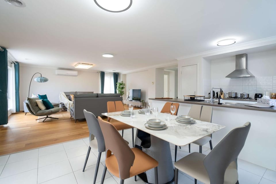 Kitchen or kitchenette, Living room, Seating area, Dining area, stove