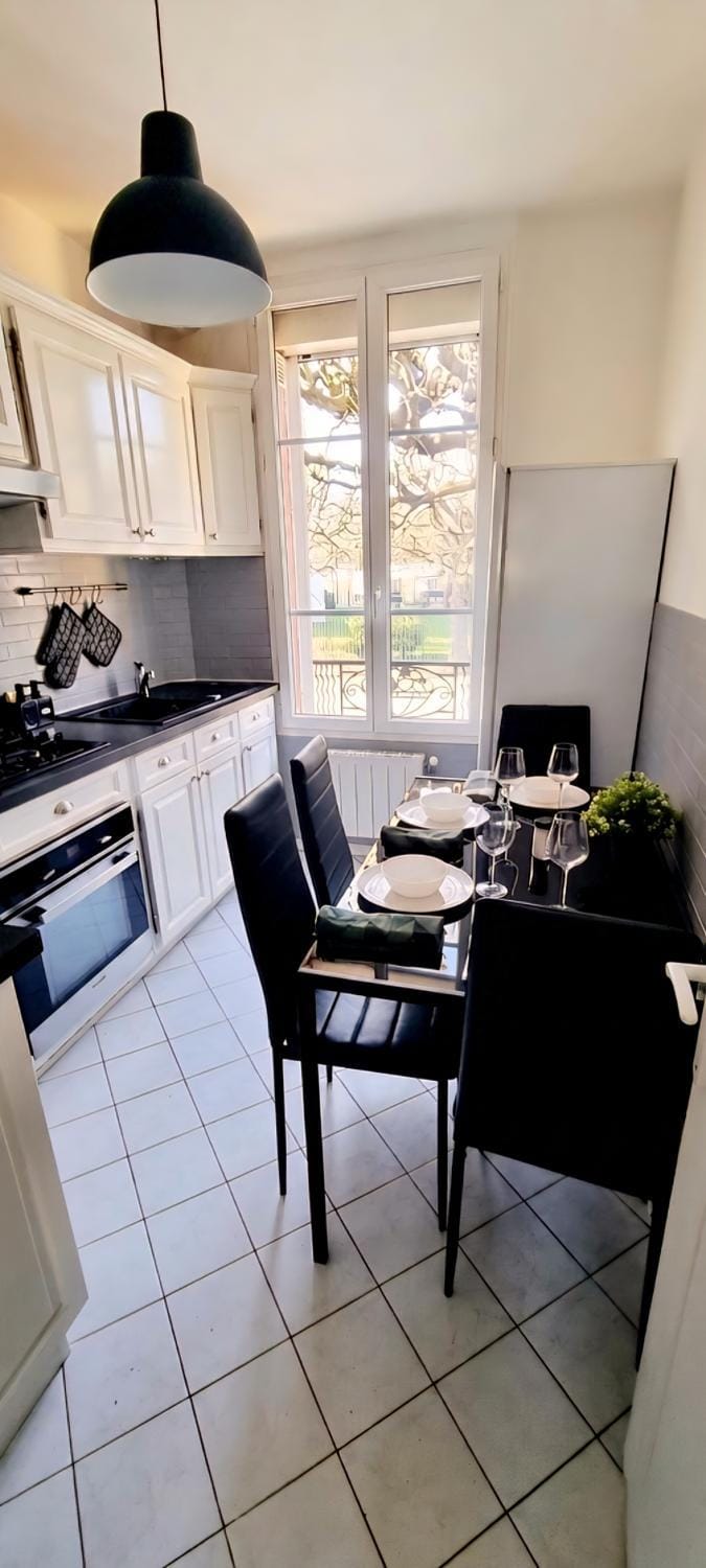 Coffee/tea facilities, Kitchen or kitchenette, microwave, oven, stove, stove, kitchen