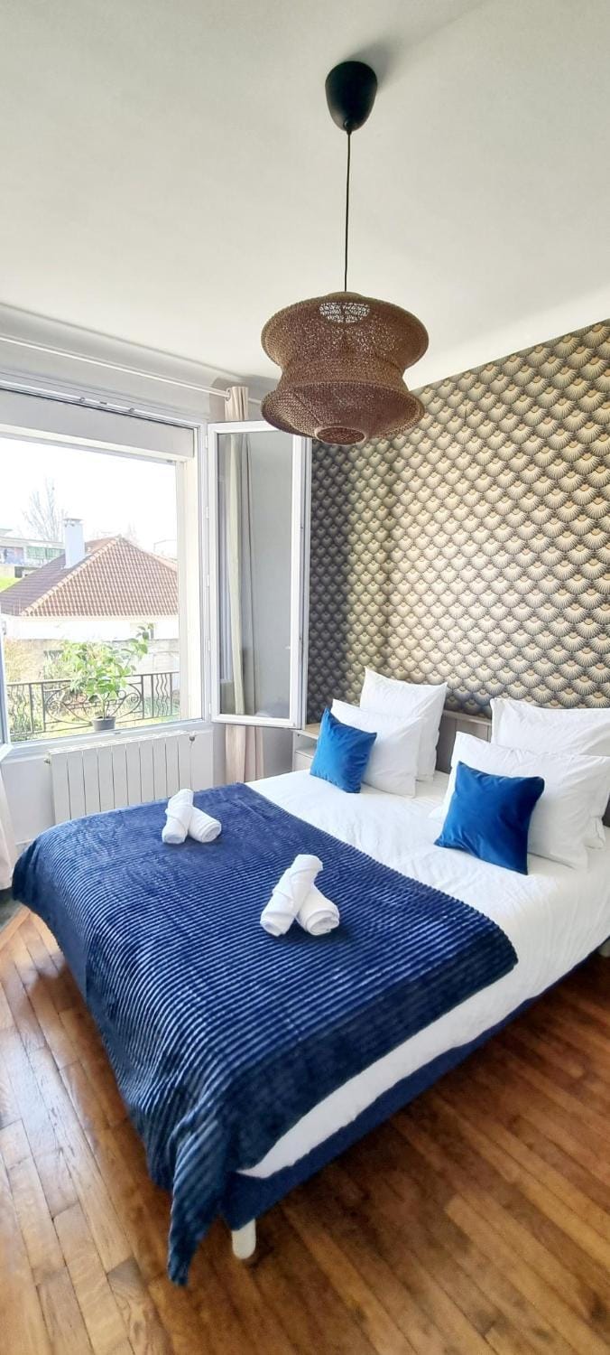 Bed, Photo of the whole room, Bedroom, Quiet street view