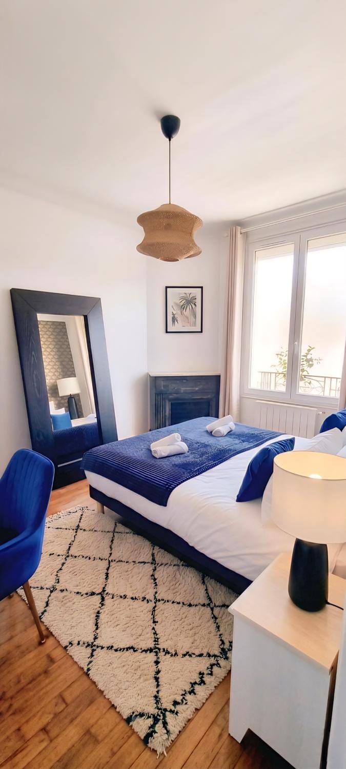 Photo of the whole room, Bedroom