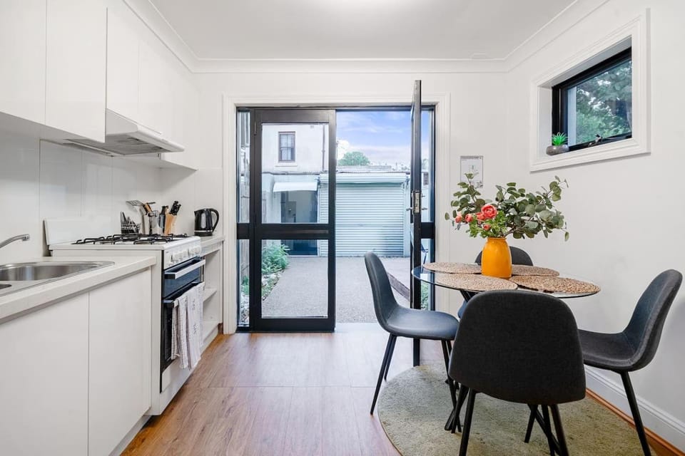 Kitchen or kitchenette, Other, Dining area, oven, stove