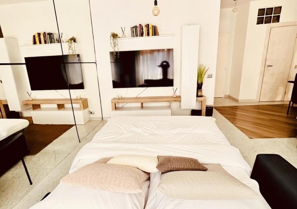 Bed, TV and multimedia, Living room, Photo of the whole room, Seating area