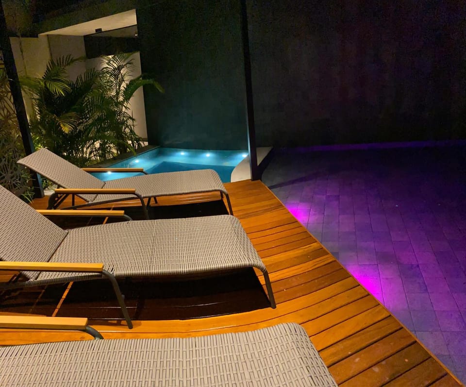 Hot Tub, Swimming pool