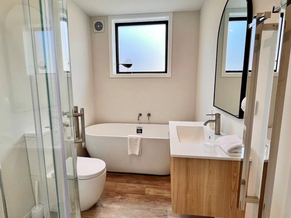 Shower, Toilet, Bathroom, Bath, towels