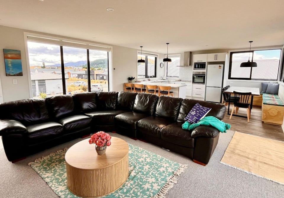 TV and multimedia, Kitchen or kitchenette, Living room, Seating area, Dining area