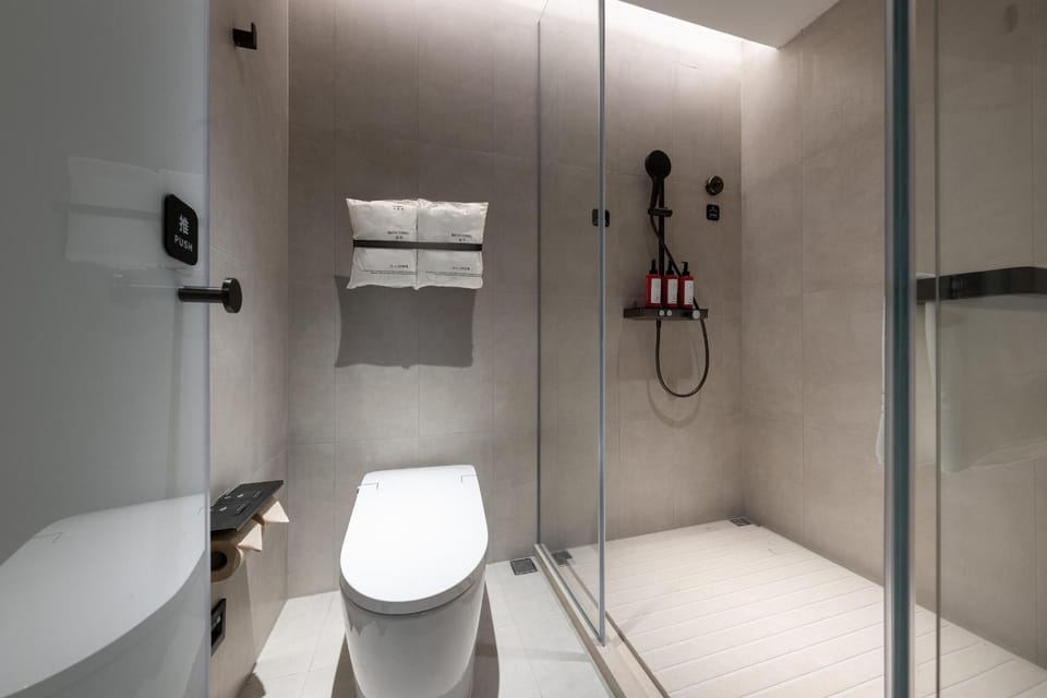 Shower, Toilet, Bathroom, towels